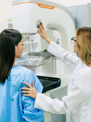 Donna sottoposta a mammografia in ospedale