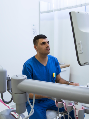 Dentista al lavoro in studio odontoiatrico