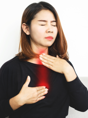 Donna con bruciore di stomaco