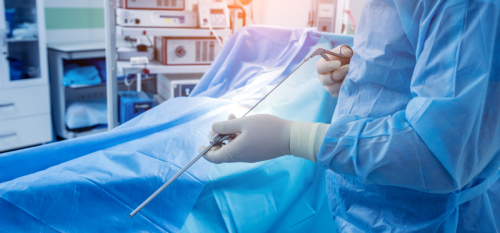 Chirurgo in sala operatoria con strumenti endoscopici